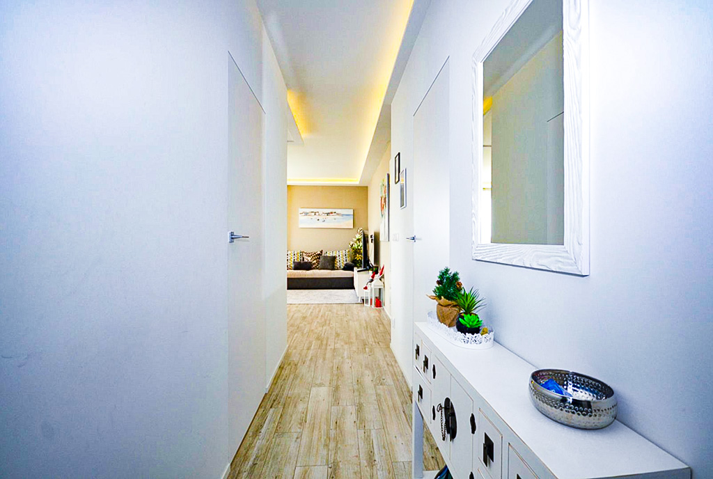 Imponujący hol w luksusowym apartamencie na sprzedaż Piotrków Trybunalski (okolice)