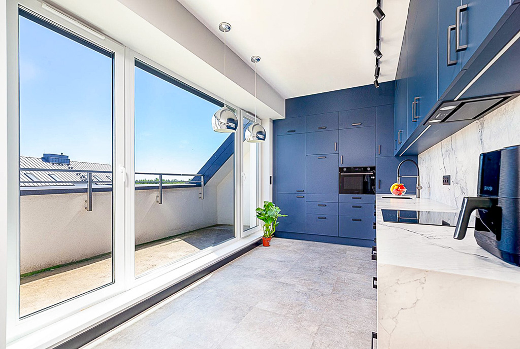 designerska kuchnia w bieli i błękicie w luksusowym apartamencie na sprzedaż Poznań