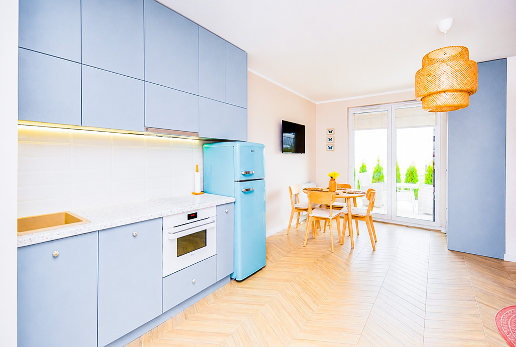Widok na kuchnię w luksusowym apartamencie na sprzedaż nad morzem