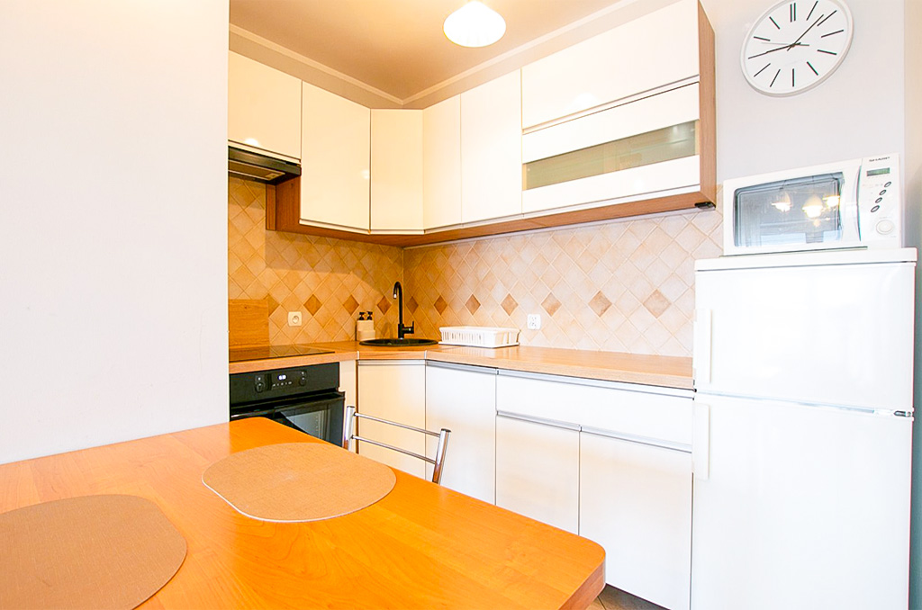 estetyczna kuchnia w luksusowym apartamencie do wynajmu Poznań