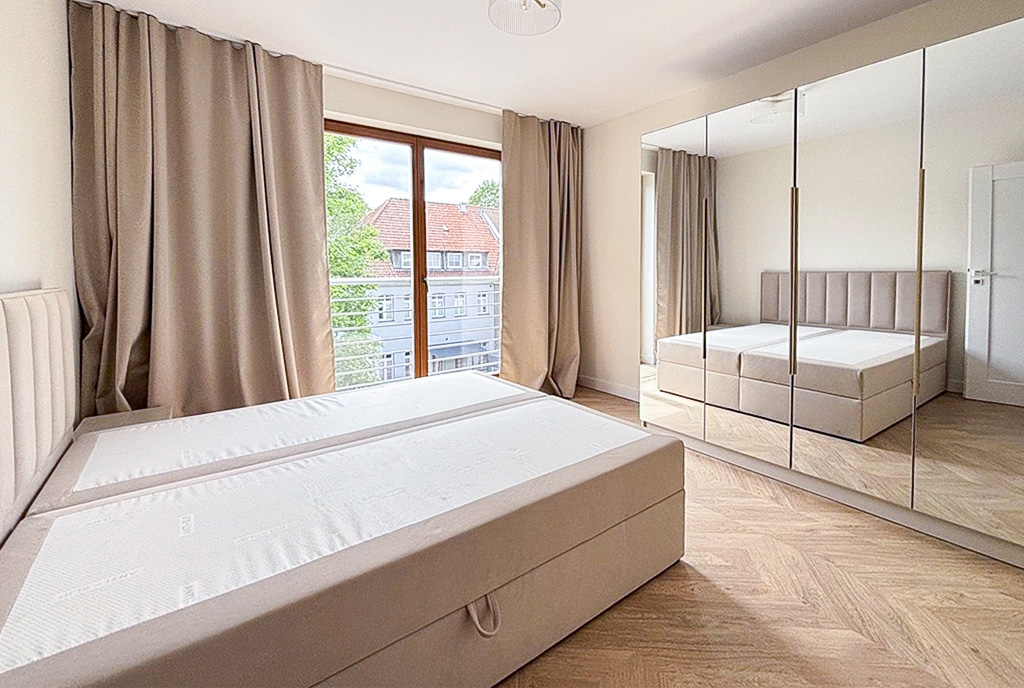 zaprojektowana w beżach sypialnia w luksusowym apartamencie na wynajem Szczecin