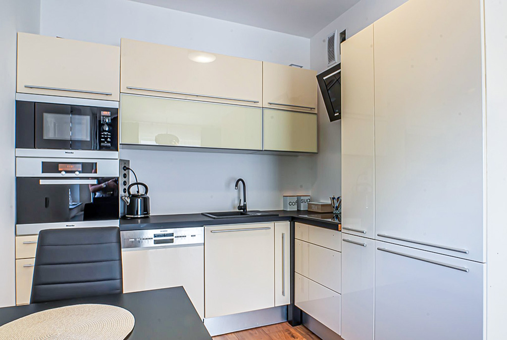 beżowy kolor kuchni w luksusowym apartamencie do wynajmu Bolesławiec