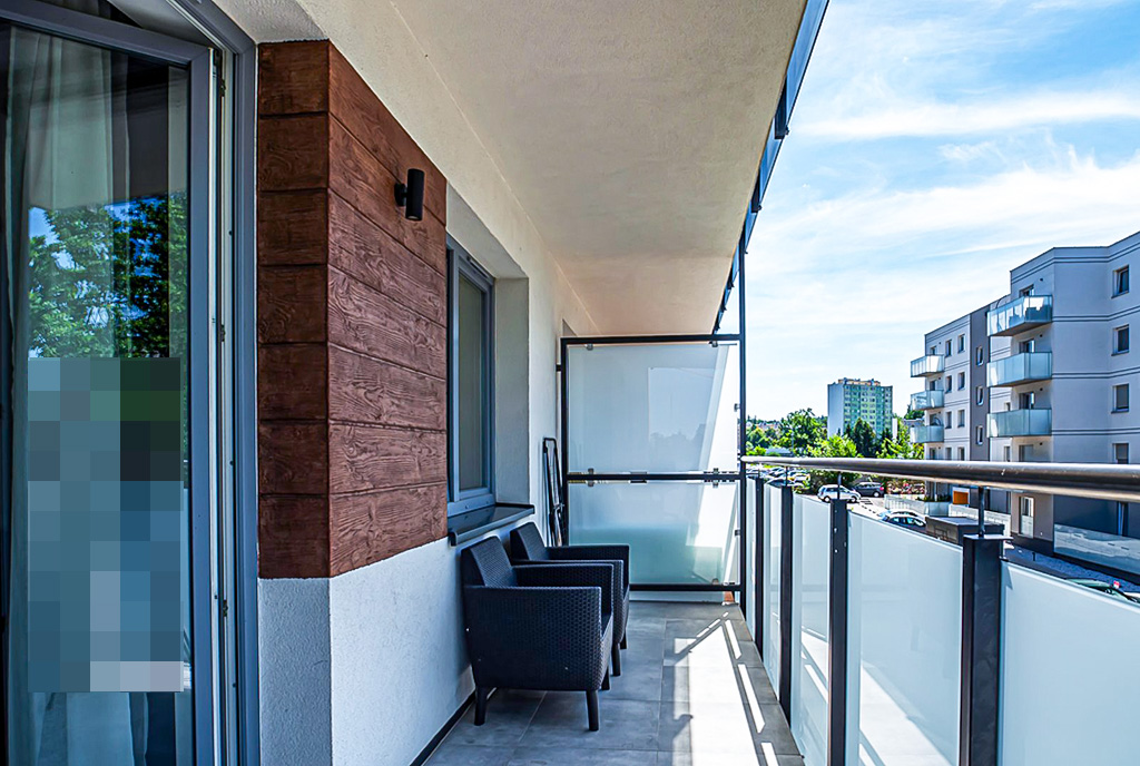 słoneczny balkon przy luksusowym apartamencie na sprzedaż Bolesławiec