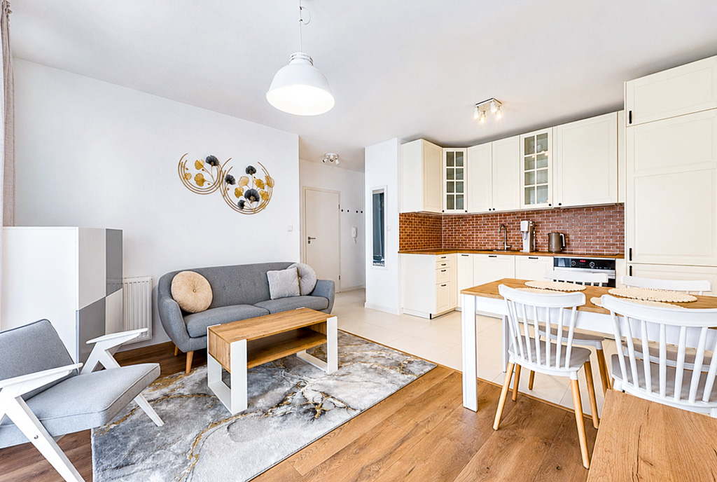 widok z salonu na aneks kuchenny w ekskluzywnym apartamencie do wynajęcia Gdynia (okolice)