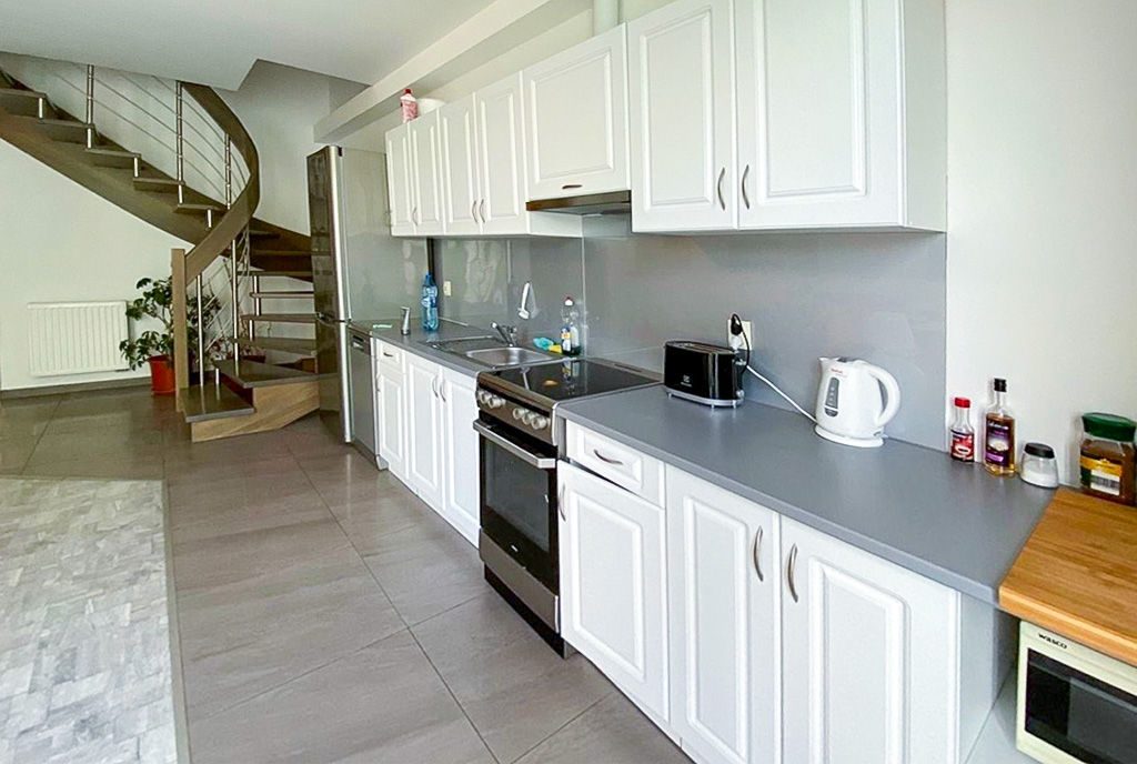 Aneks kuchenny i schody na górną kondygnację ekskluzywnego apartamentu do wynajęcia Szczecin