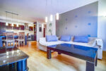 po prawej salon, w oddali kuchnia w luksusowym apartamencie na sprzedaż Gdańsk (okolice)