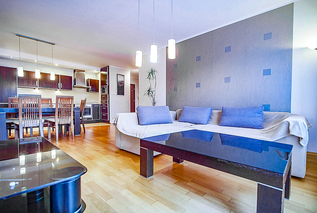 po prawej salon, w oddali kuchnia w luksusowym apartamencie na sprzedaż Gdańsk (okolice)