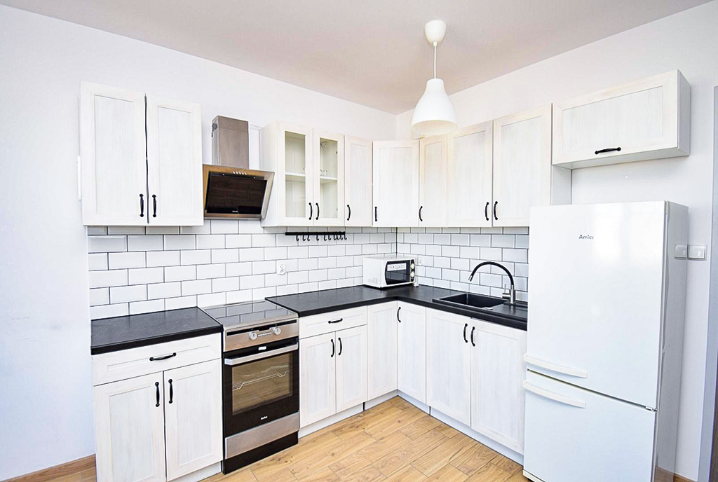 Zaaranżowana w bieli kuchnia w ekskluzywnym apartamencie do sprzedaży Gdynia okolice