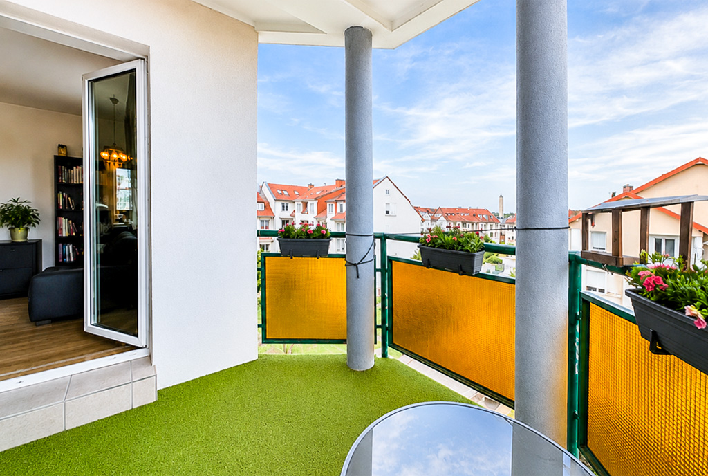 Słoneczny balkon w ekskluzywnym apartamencie na sprzedaż Gdynia okolice