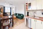 Po lewej salon po prawej kuchnia w luksusowym apartamencie na sprzedaż Gdynia okolice