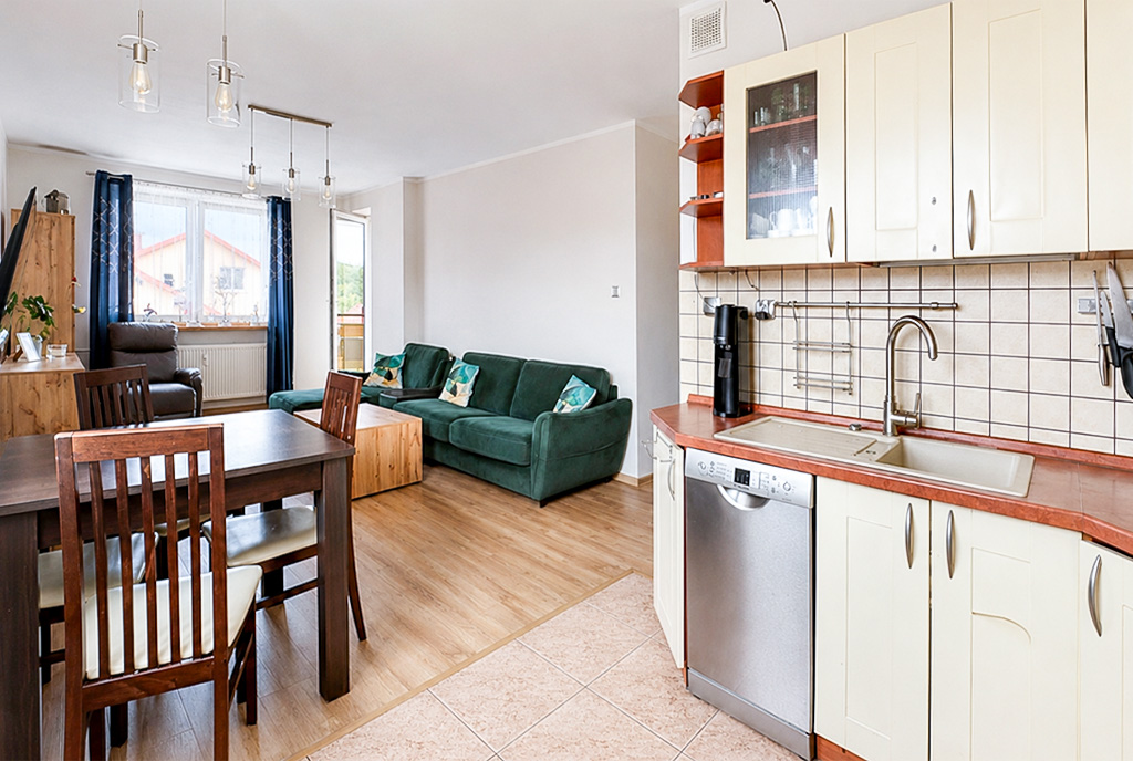 Po lewej salon po prawej kuchnia w luksusowym apartamencie na sprzedaż Gdynia okolice