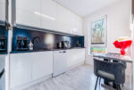 zbliżenie na aneks kuchenny w luksusowym apartamencie na sprzedaż Gdynia (okolice)