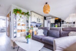 Komfortowy salon w luksusowym apartamencie do sprzedaży Gdynia okolice