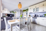kuchnia oraz salon w ekskluzywnym apartamencie do sprzedaży Gdynia (okolice)