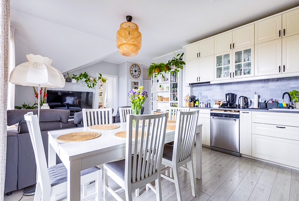 kuchnia oraz salon w ekskluzywnym apartamencie do sprzedaży Gdynia (okolice)