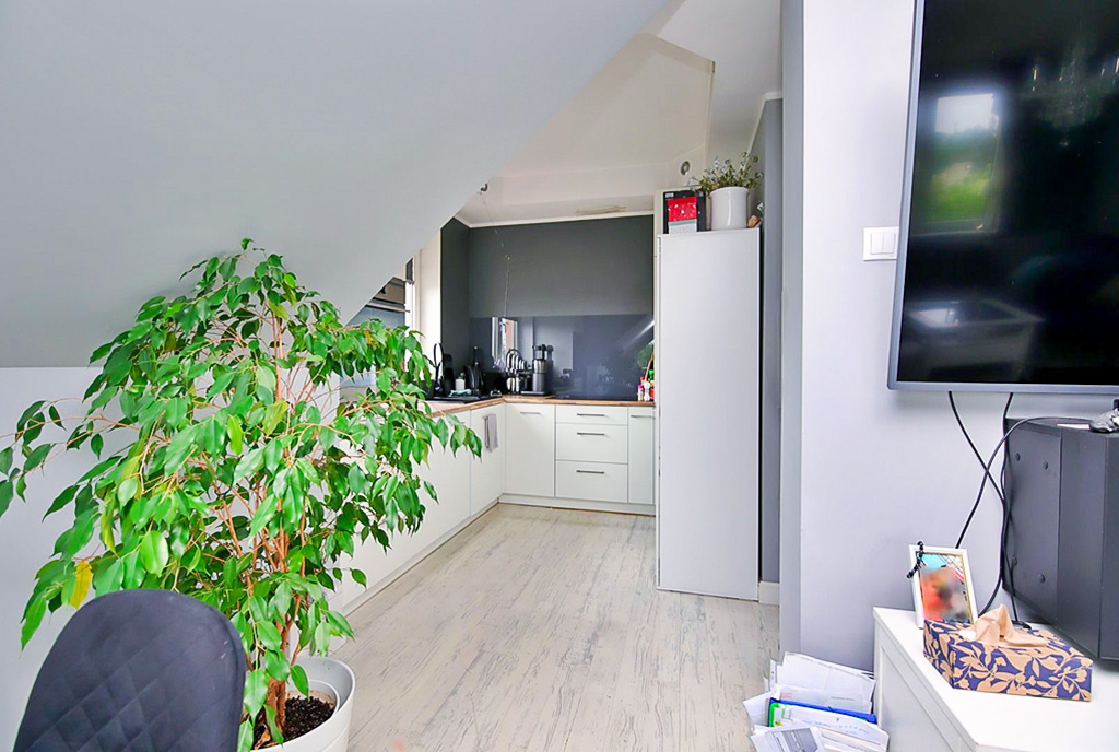 Na wprost kuchnia po prawej salon w luksusowym apartamencie na sprzedaż Gorzów Wielkopolski