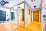Przestronny przedpokój w ekskluzywnym apartamencie na sprzedaż Katowice okolice
