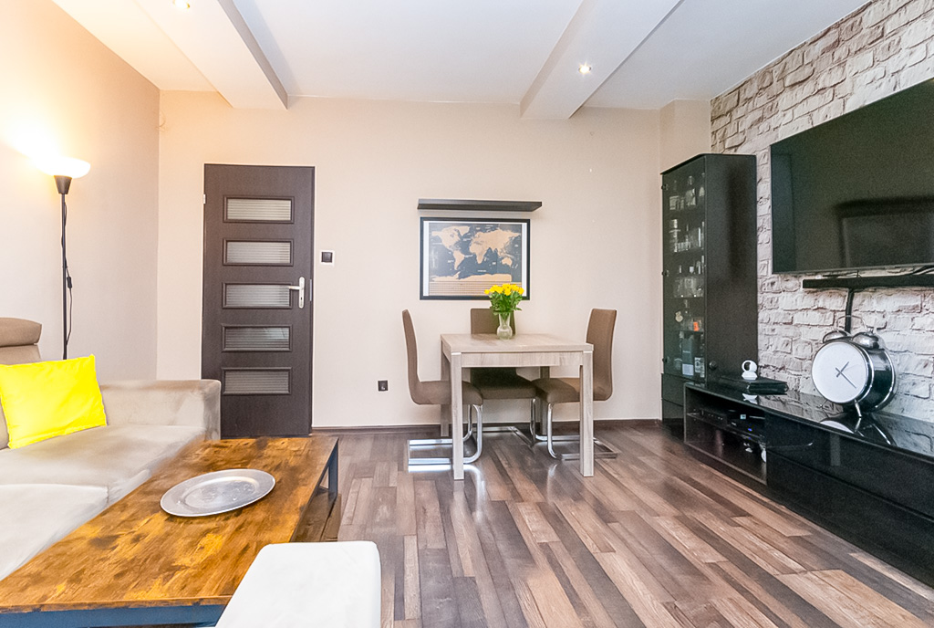 Zaprojektowany w czerni i bieli salon w ekskluzywnym apartamencie do sprzedaży Katowice (okolice)
