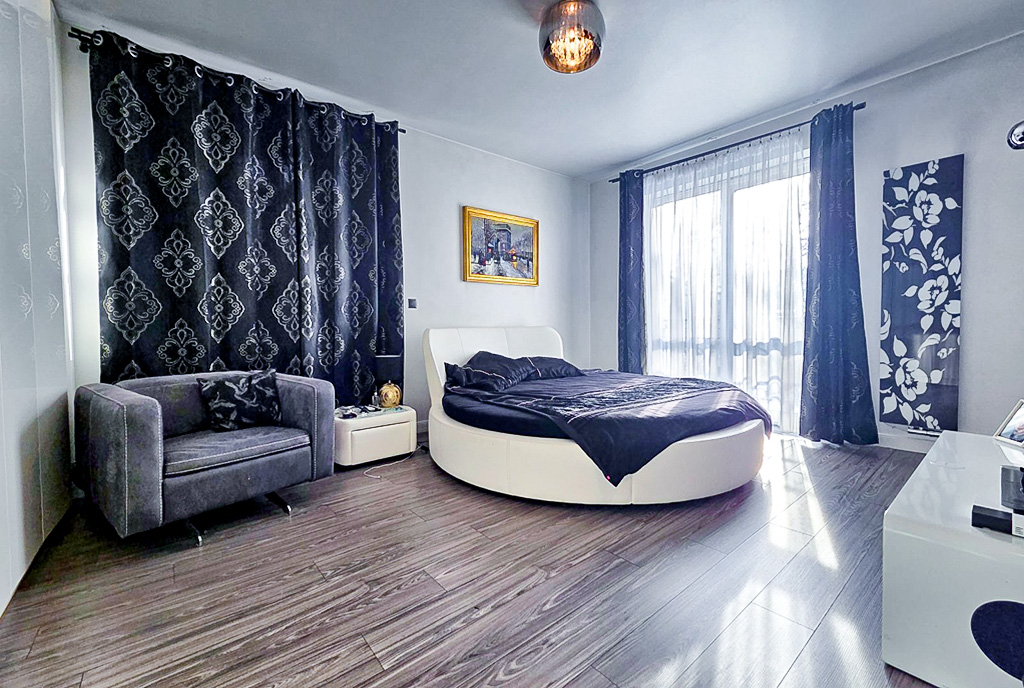 Okrągłe łóżko w sypialni i luksusowego apartamentu na sprzedaż Katowice