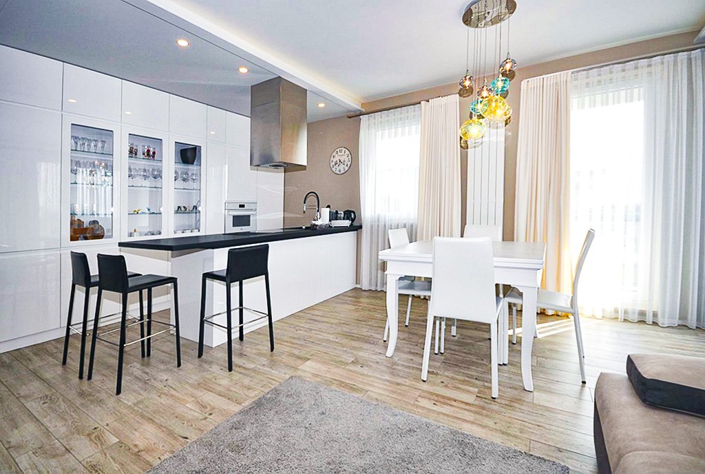Po lewej kuchnia po prawej salon w ekskluzywnym apartamencie do sprzedaży Piotrków Trybunalski (okolice)
