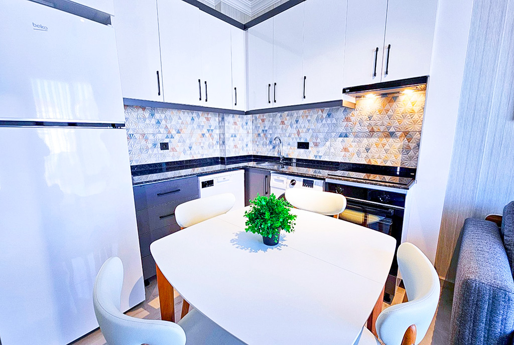 Zaprojektowana w bieli nowoczesna kuchnia w ekskluzywnym apartamencie na sprzedaż Turcja (Alanya)