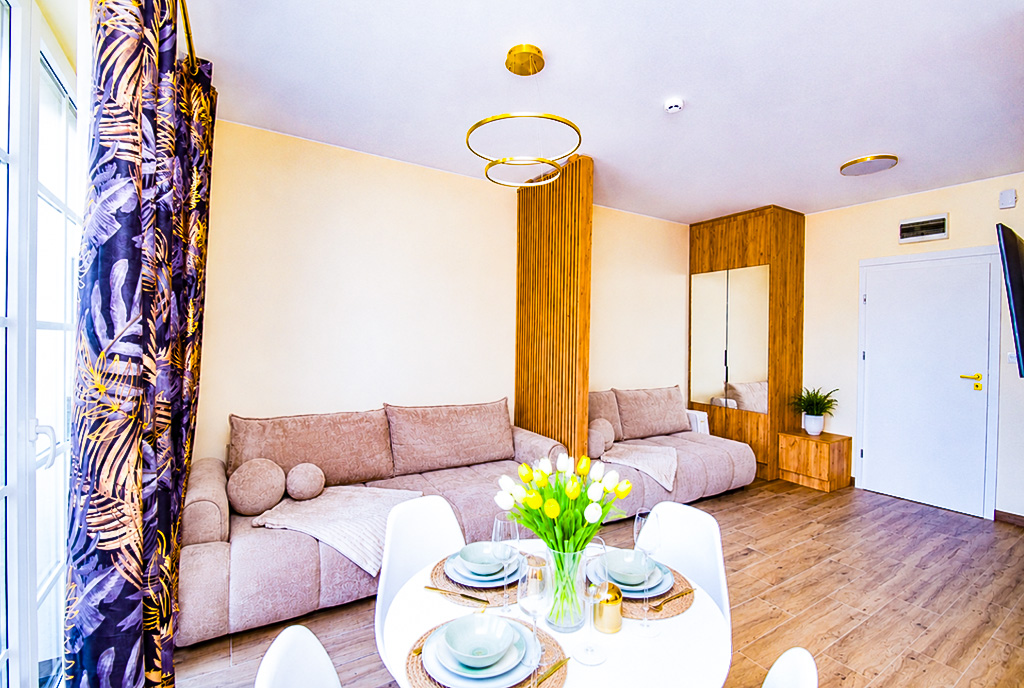 fragment salonu w ekskluzywnym apartamencie do sprzedaży nad morzem