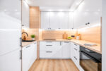 Kuchnia w bieli w ekskluzywnym apartamencie do wynajęcia Gdańsk