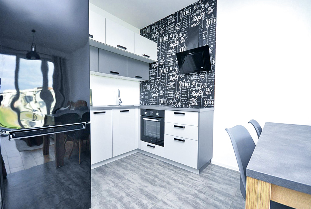 kuchnia w czerni i bieli w luksusowym apartamencie do wynajmu Gdynia (okolice)