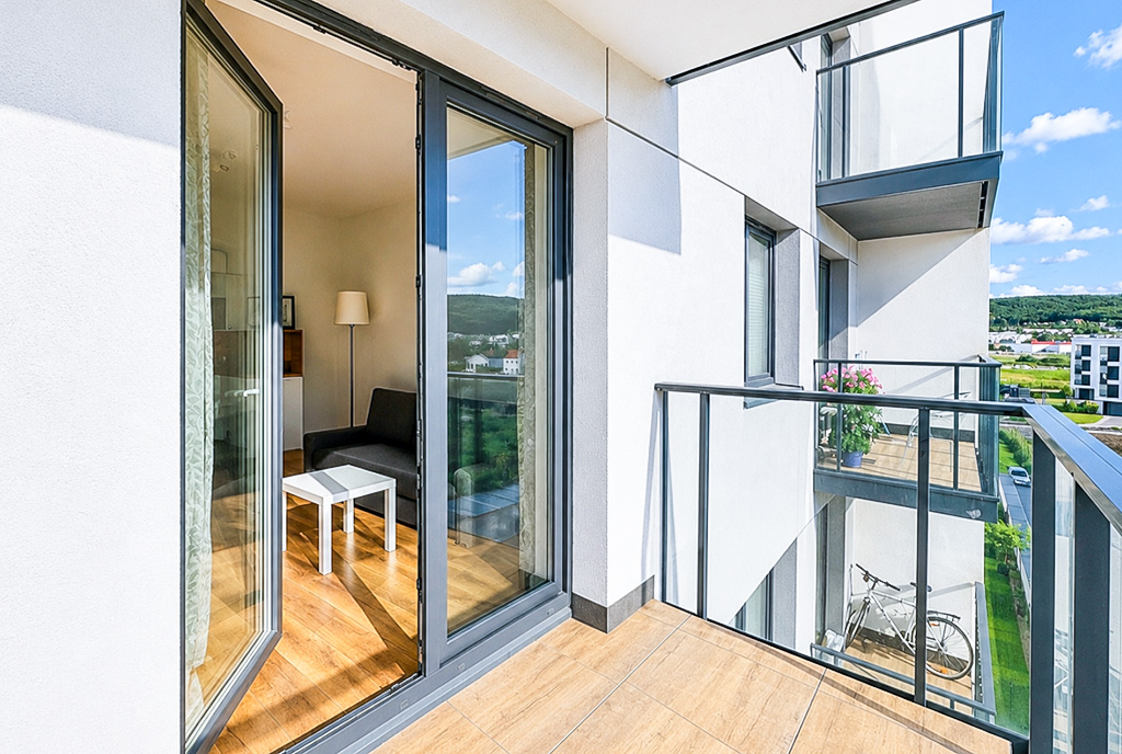 Widokowy balkon przy luksusowym apartamencie do wynajmu Gdynia okolice