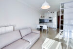 Zaaranżowana w bieli kuchnia i salon w ekskluzywnym apartamencie do wynajęcia Szczecin