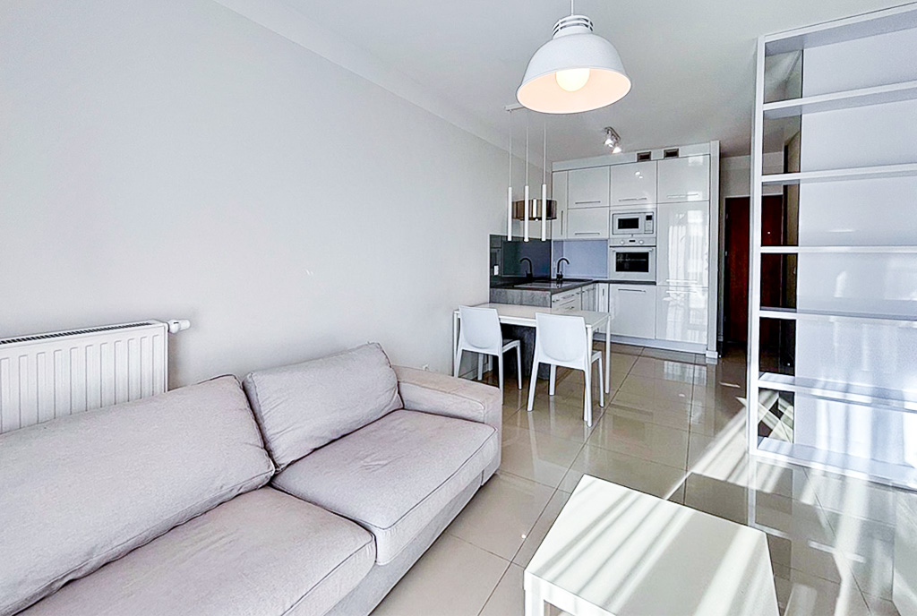 Zaaranżowana w bieli kuchnia i salon w ekskluzywnym apartamencie do wynajęcia Szczecin