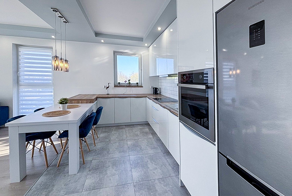 Cała w bieli, kuchnia w ekskluzywnym apartamencie na wynajem Szczecin.