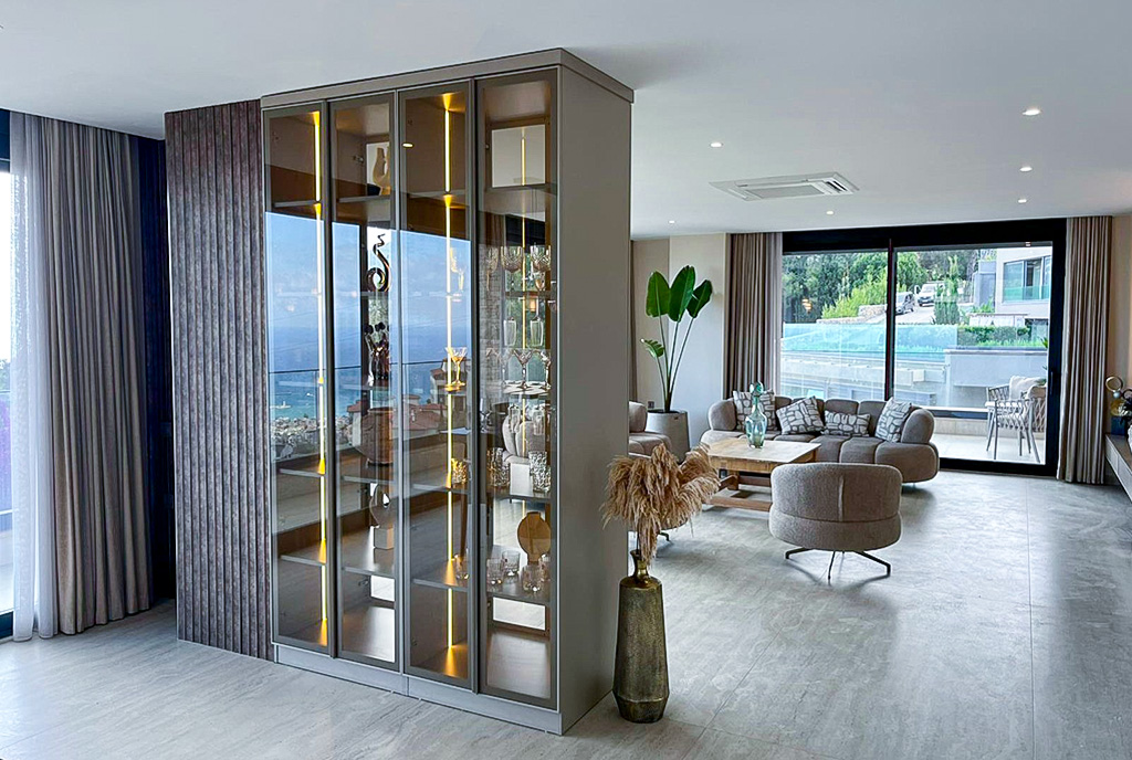 Salon oraz taras w luksusowej willi na sprzedaż Turcja (Alanya)