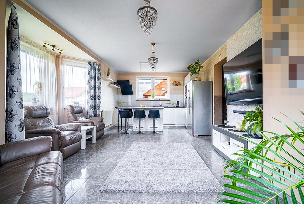 Na pierwszym planie salon w oddali kuchnia w luksusowej willi na sprzedaż Gdynia okolice.
