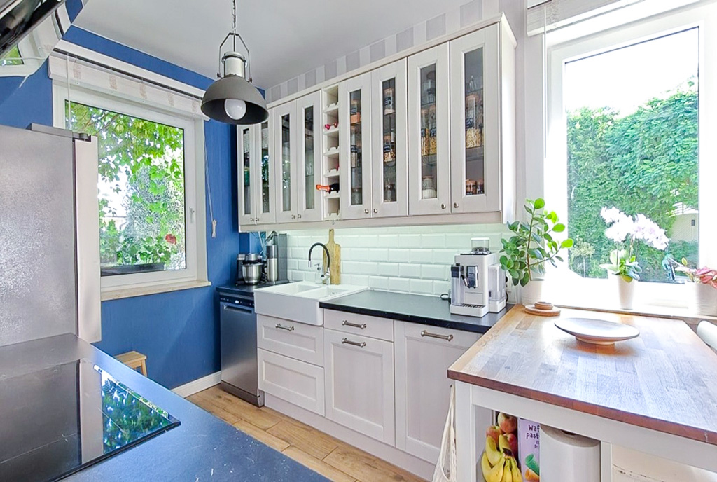 Zbliżenie na kuchnię w ekskluzywnej willi na sprzedaż Gdynia okolice