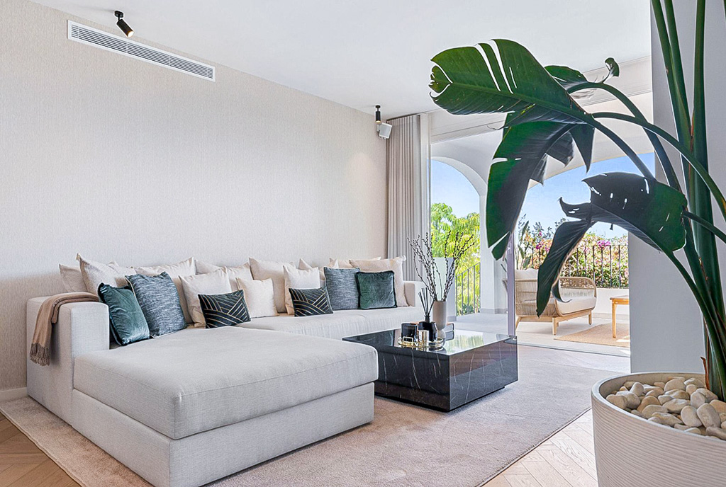 Elegancki salon w ekskluzywnej willi do sprzedaży Hiszpania (Costa del Sol)