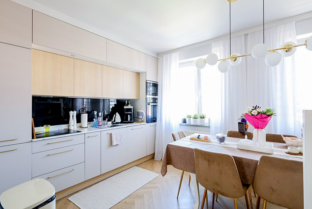 Po lewej kuchnia po prawej, jadalnia w ekskluzywnym apartamencie do sprzedaży. Łk.