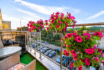 Ukwiecony balkon w apartamencie do sprzedaży Gdynia, okolice.