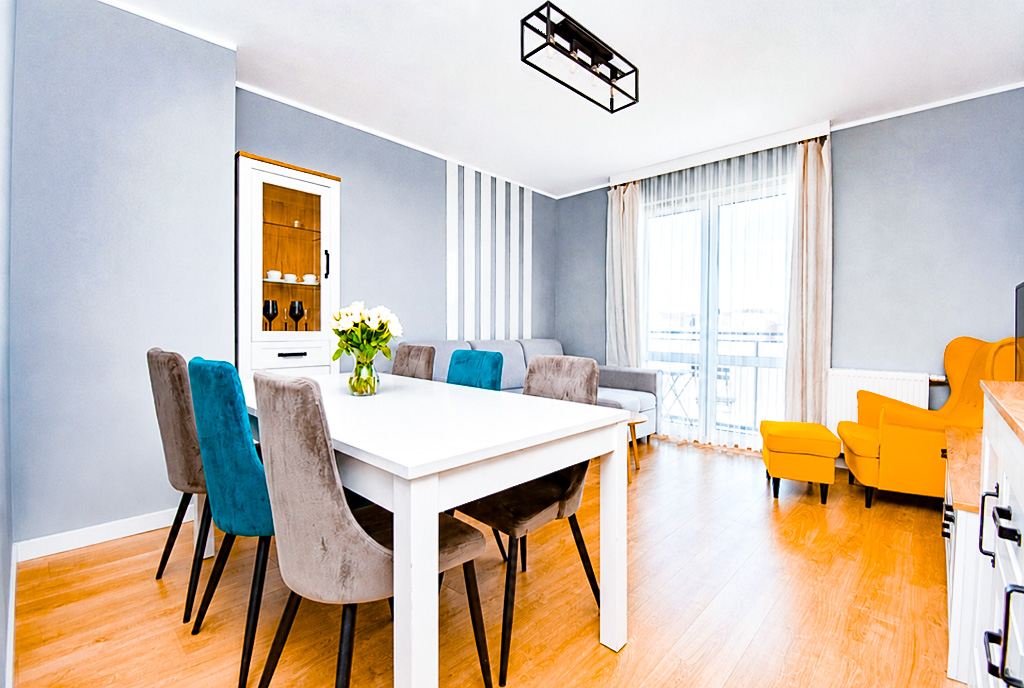 Widok na pokój dzienny w luksusowym apartamencie na sprzedaż Gdynia okolice.