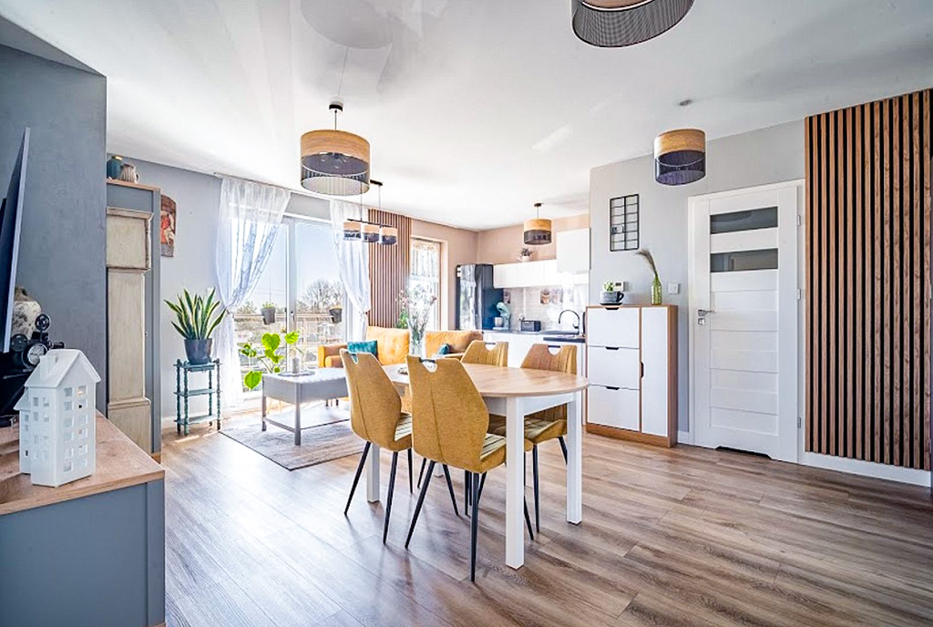 imponujący pokój dzienny w ekskluzywnym apartamencie do sprzedaży Gdynia (okolice)