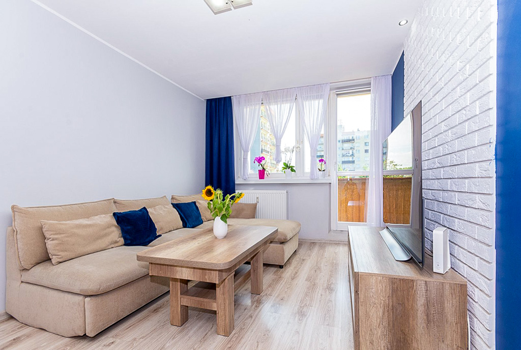 przeciwległa ściana pokoju dziennego w luksusowym apartamencie na sprzedaż Katowice okolice