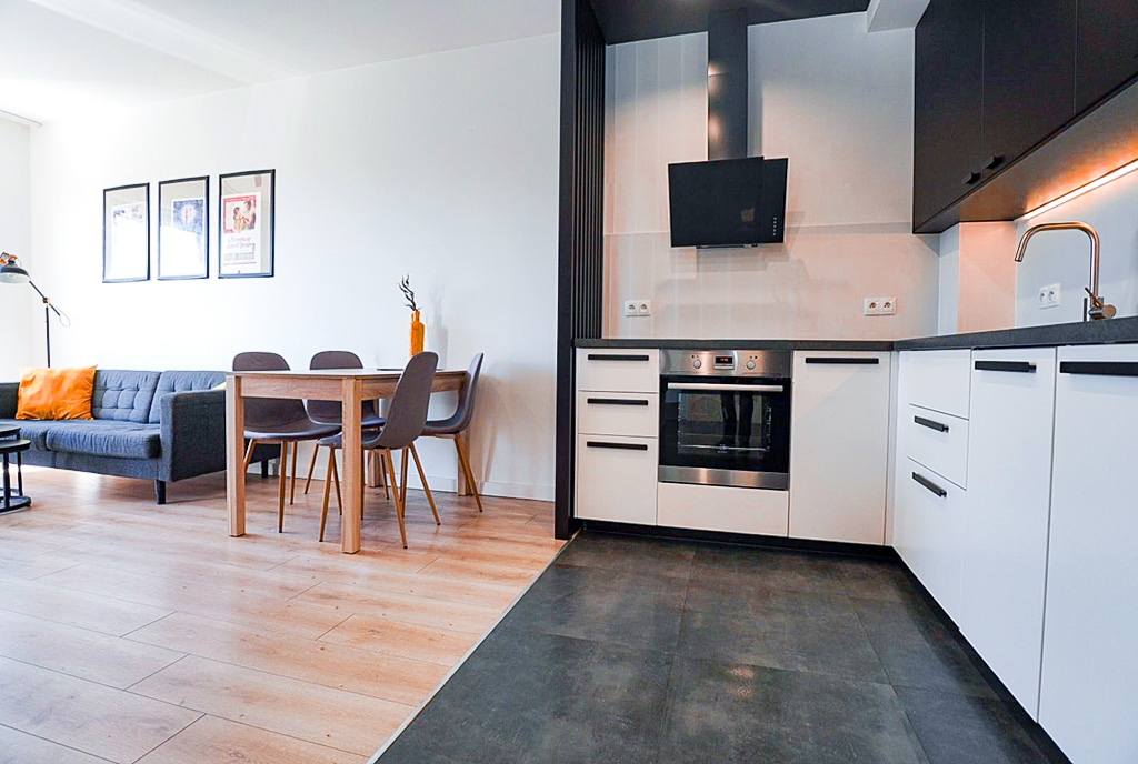 po lewej jadalnia, po prawej kuchnia w luksusowym apartamencie do wynajmu Piotrków Trybunalski