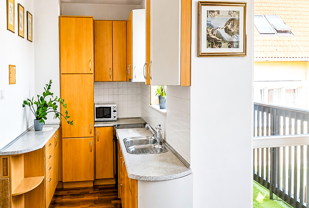 po lewej kuchnia, po prawej balkon w ekskluzywnym apartamencie na sprzedaż Gdańsk
