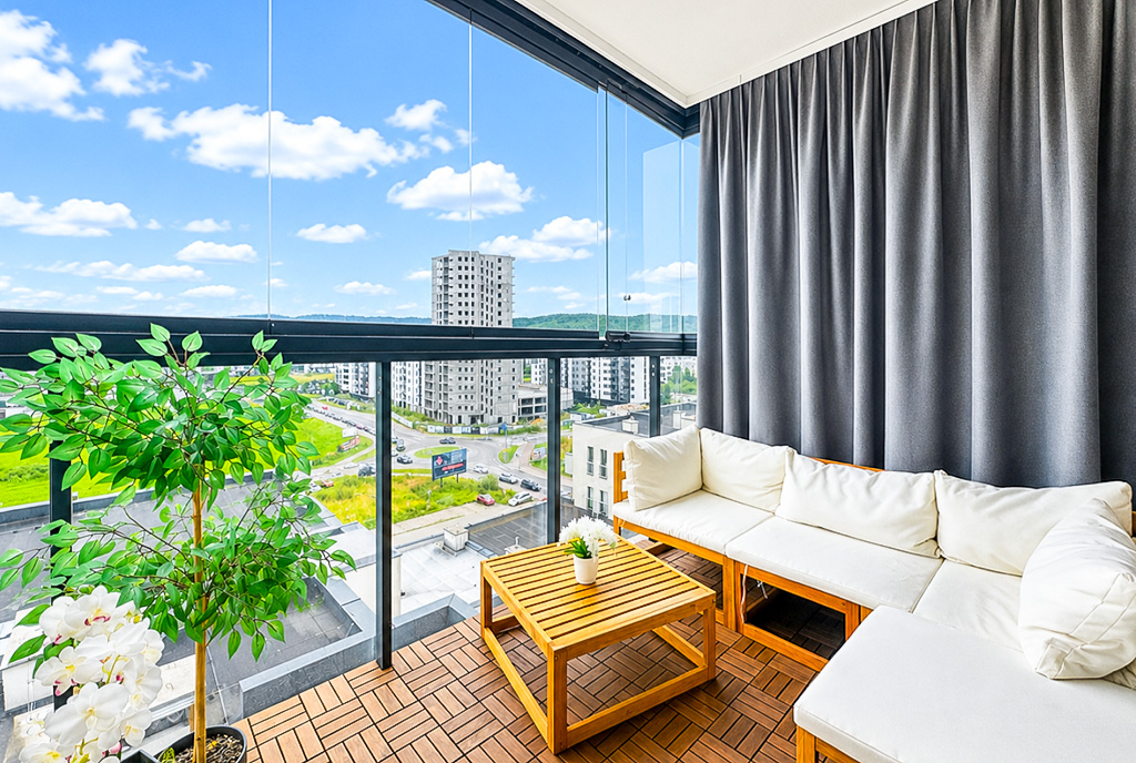 słoneczny taras przy luksusowym apartamencie na sprzedaż Gdynia (okolice)
