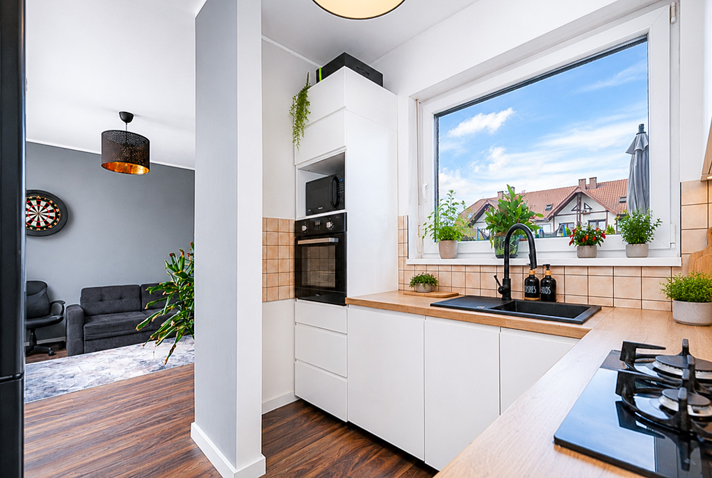 zaprojektowana w bieli kuchnia w luksusowym apartamencie na sprzedaż Poznań (okolice)
