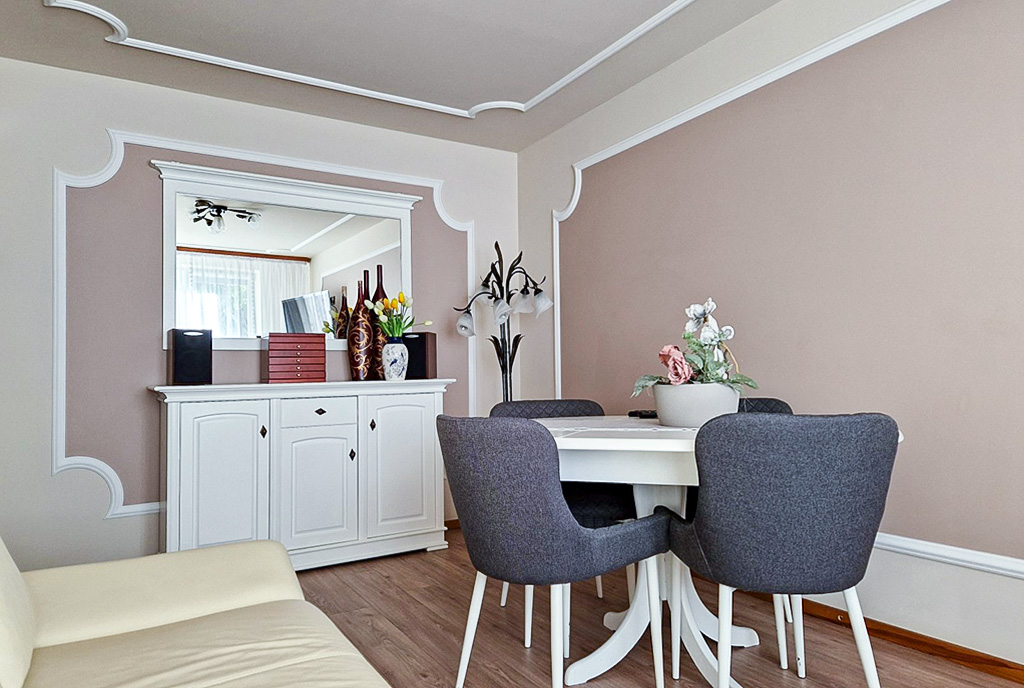 jeden z pokoi w luksusowym apartamencie na sprzedaż Zielona Góra (okolice)