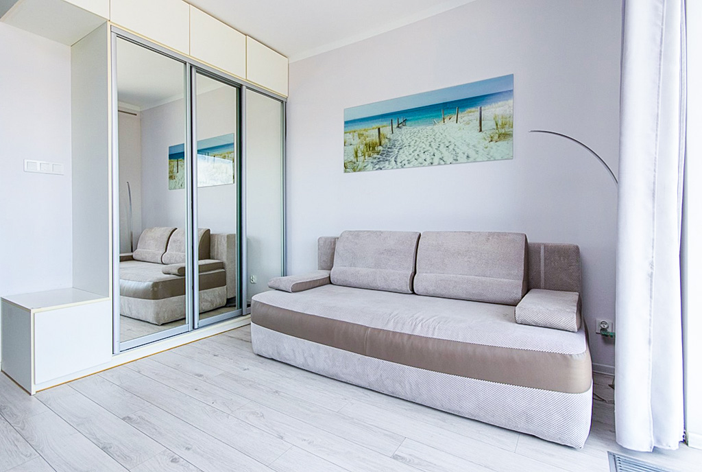 zdjęcie prezentuje jeden z pokoi w luksusowym apartamencie na sprzedaż nad morzem