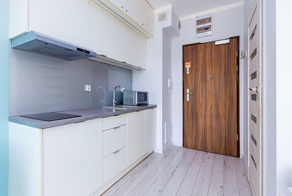 aneks kuchenny oraz korytarz w ekskluzywnym apartamencie na sprzedaż nad morzem