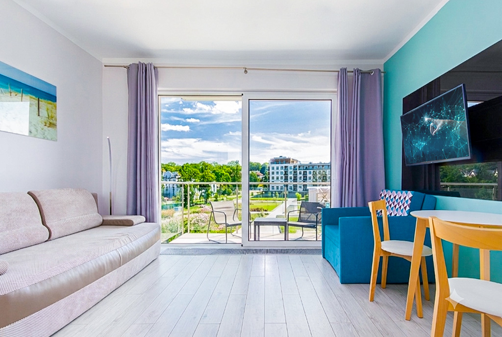 widok na pokoj dzienny w ekskluzywnym apartamencie do sprzedaży nad morzem
