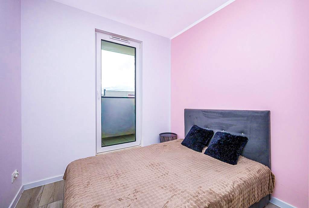 kameralna sypialnia w luksusowym apartamencie na sprzedaż Gdynia (okolice)